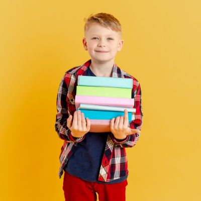 ragazzino-di-vista-frontale-con-la-pila-di-libri