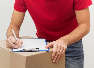 close-up-delivery-employee-signingraccolta firme