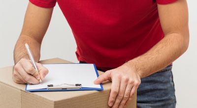 close-up-delivery-employee-signingraccolta firme